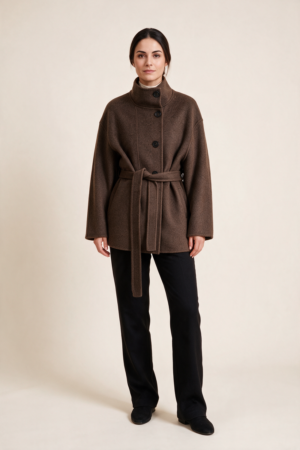 Cappotto corto con collo alto e cintura — Marrone, indossato da Sofia, vista frontale