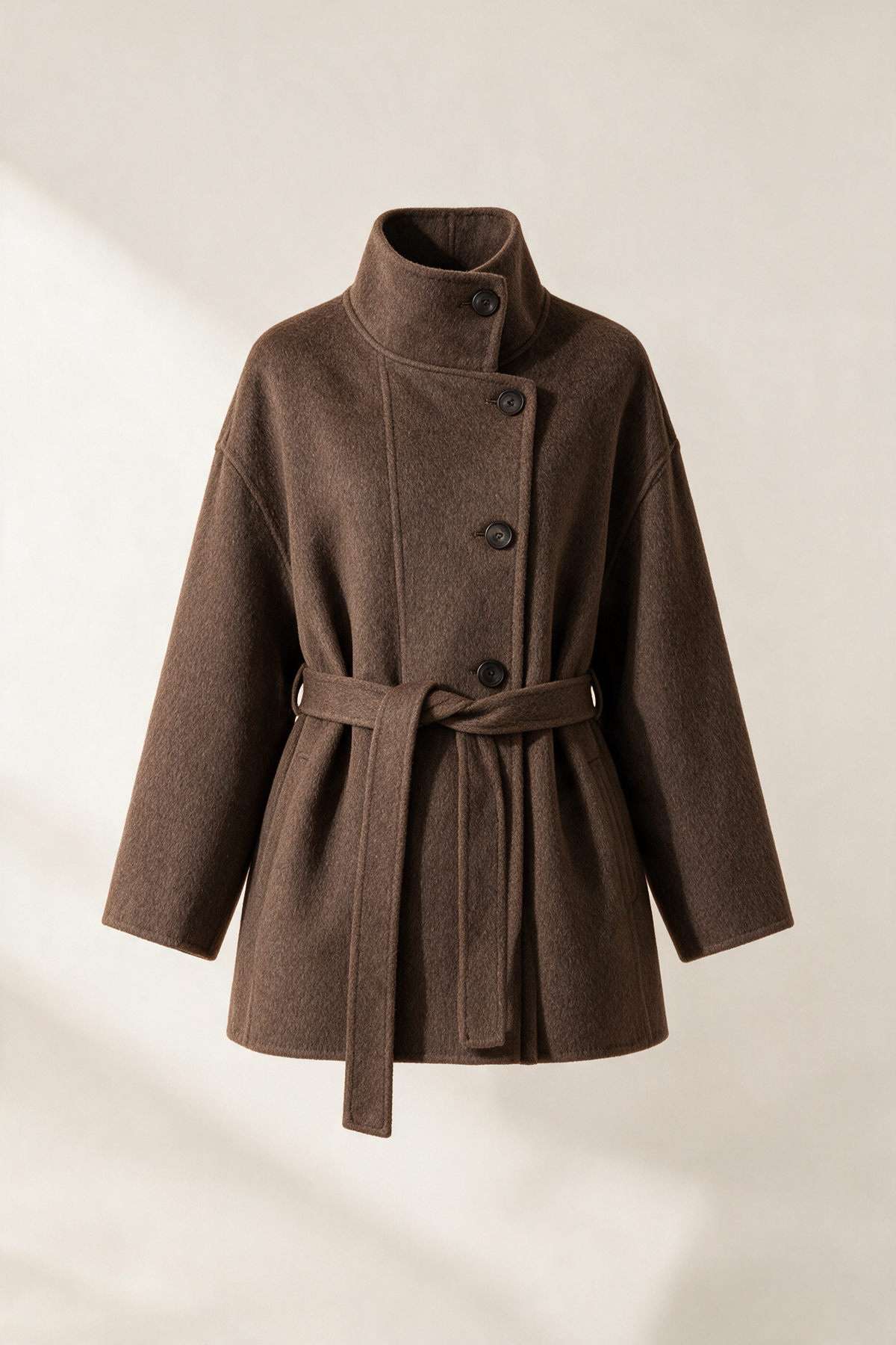 Cappotto corto con collo alto e cintura — Marrone, vista frontale