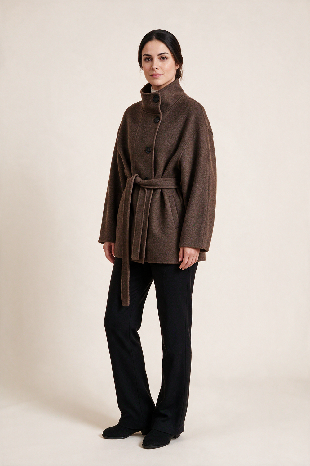 Cappotto corto con collo alto e cintura — Marrone, indossato da Sofia, vista tre quarti
