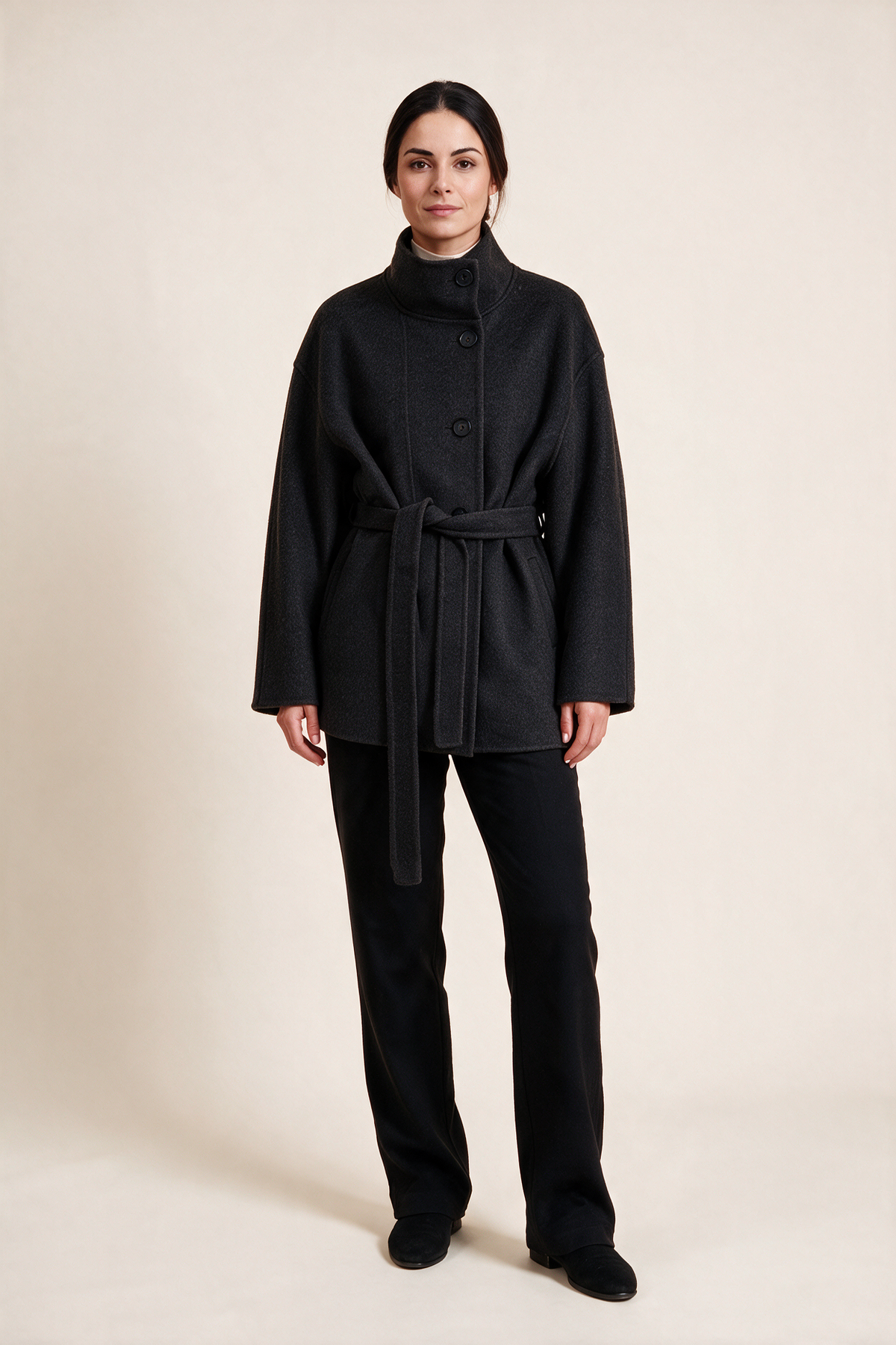 Cappotto corto con collo alto e cintura — Antracite, indossato da Sofia, vista frontale