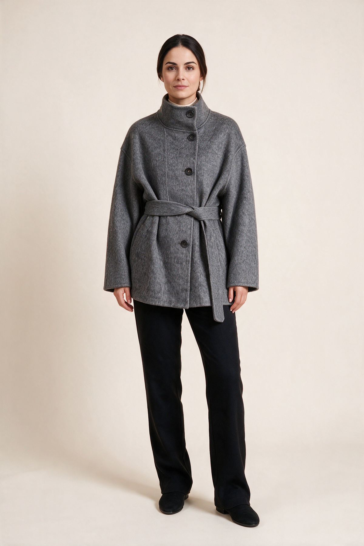 Cappotto corto con collo alto e cintura — Grigio mélange, indossato da Sofia, vista frontale