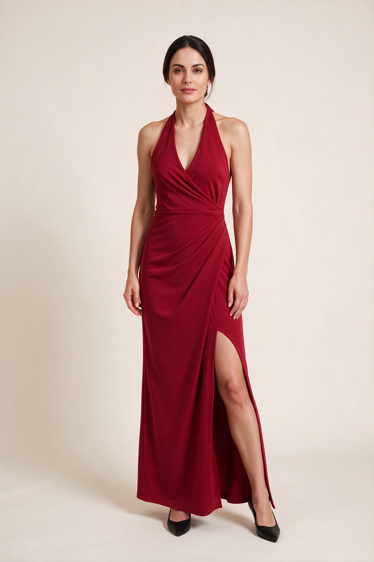 Abito lungo halter con spacco — Rosso, indossato da Sofia, vista frontale
